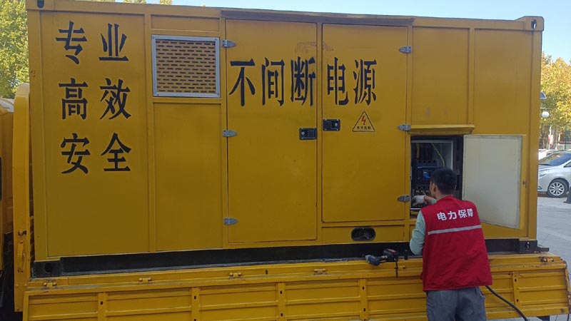 东源柴油发电机组和UPS电源配合使用时，如何避免切换过程中的电力中断？